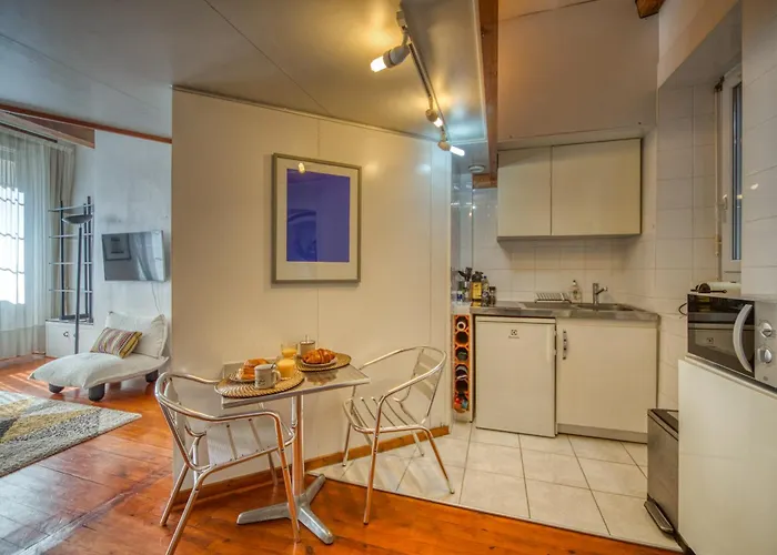 Apartment Atypique - Hypercentre / Place Aux Herbes